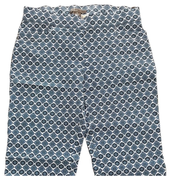 89th & Madison Capri Pants - Blue and White Size Medium EUC - Picture 2 of 10